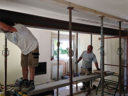 Deux maçons qui rénovent une maison