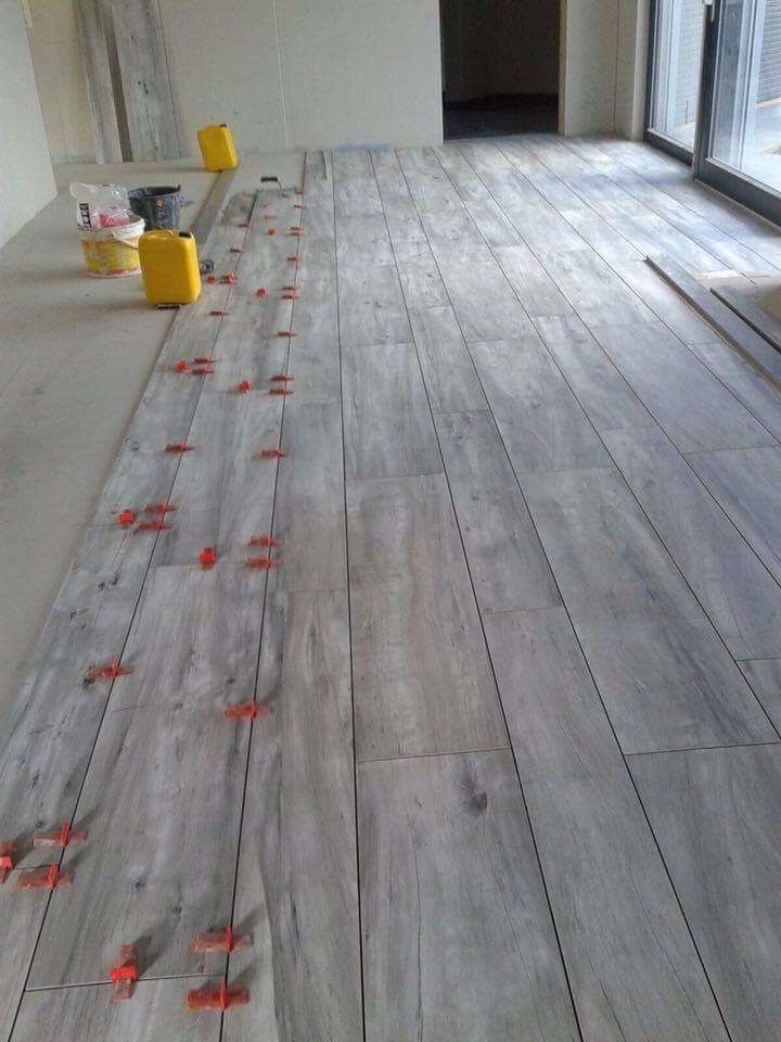 Carrelage à effet de parquet gris