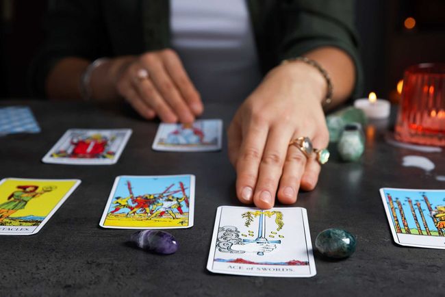 Una pila de cartas del tarot, incluido el sol.