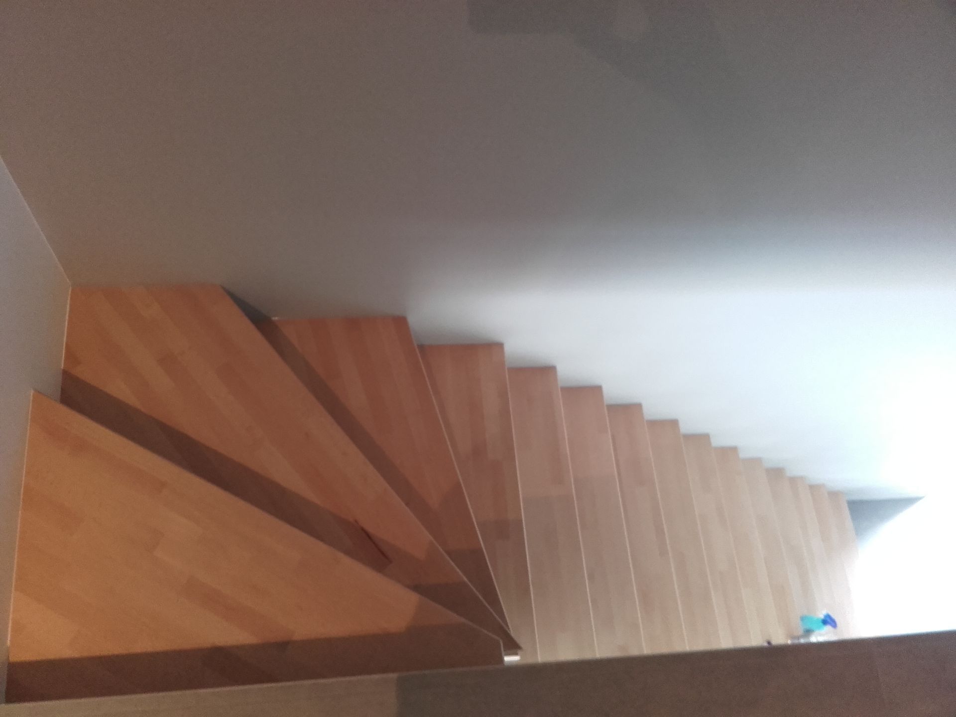 Une chambre d'hôtel avec un grand lit et un balcon donnant sur l'océan.