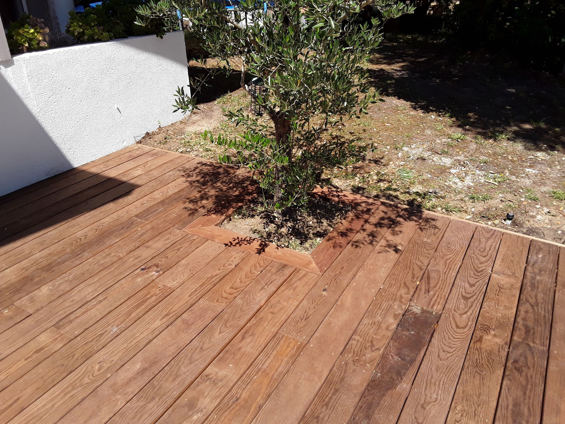 Une salle de bain avec deux lavabos et un miroir