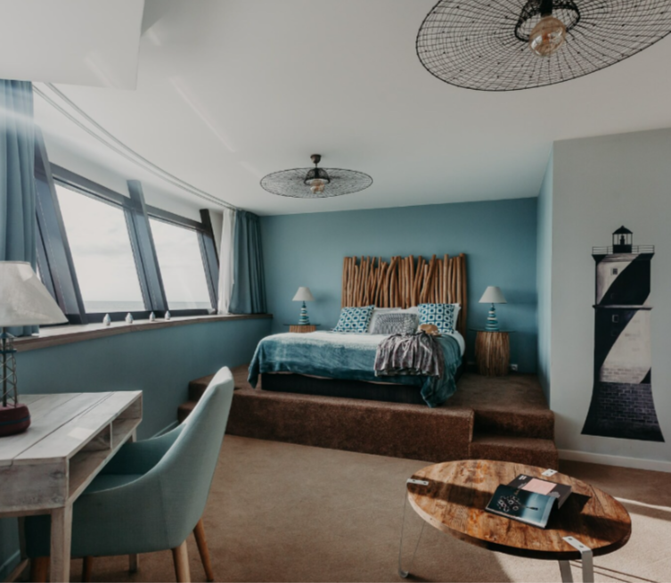 Une chambre avec un grand lit et un phare sur le mur