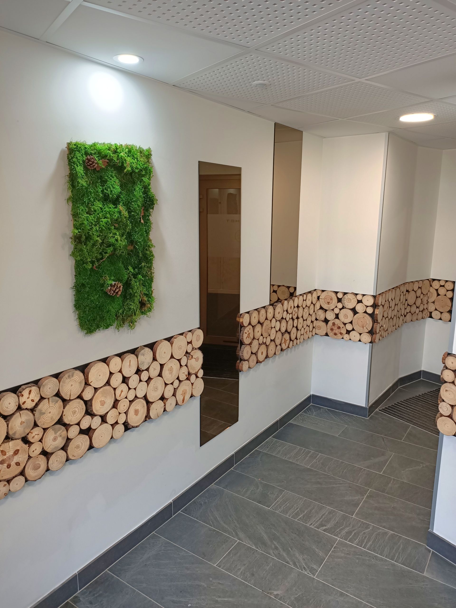Une pièce avec un mur en bois et un mur végétal