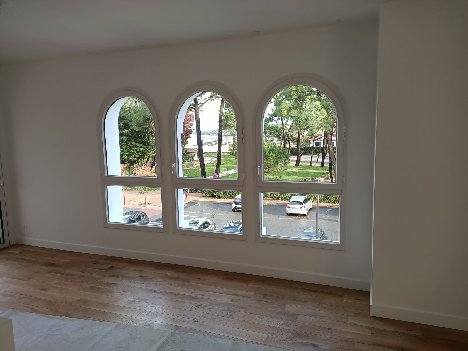 Un long couloir avec des plafonds voûtés et un banc