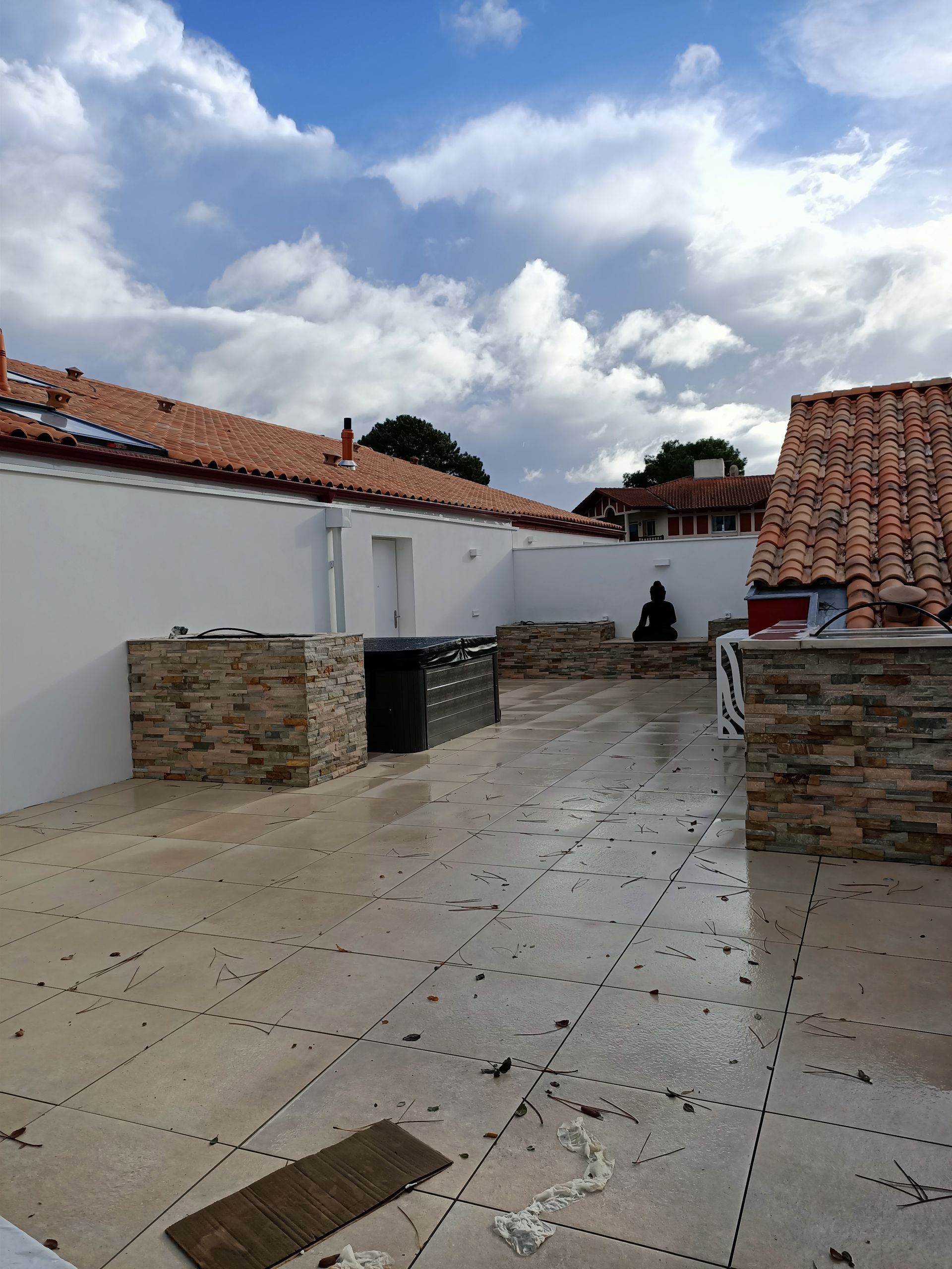 Une chambre d'hôtel avec un grand lit et un balcon donnant sur l'océan.