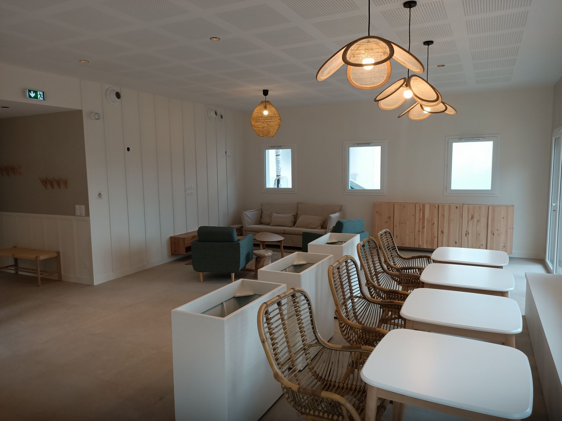 Il y a beaucoup de tables et de chaises dans cette pièce.