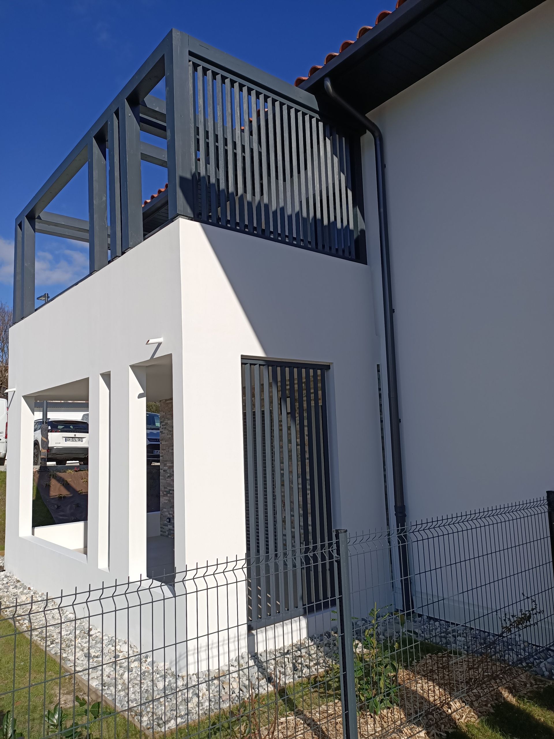 Un escalier en bois est à côté d'une étagère en bois