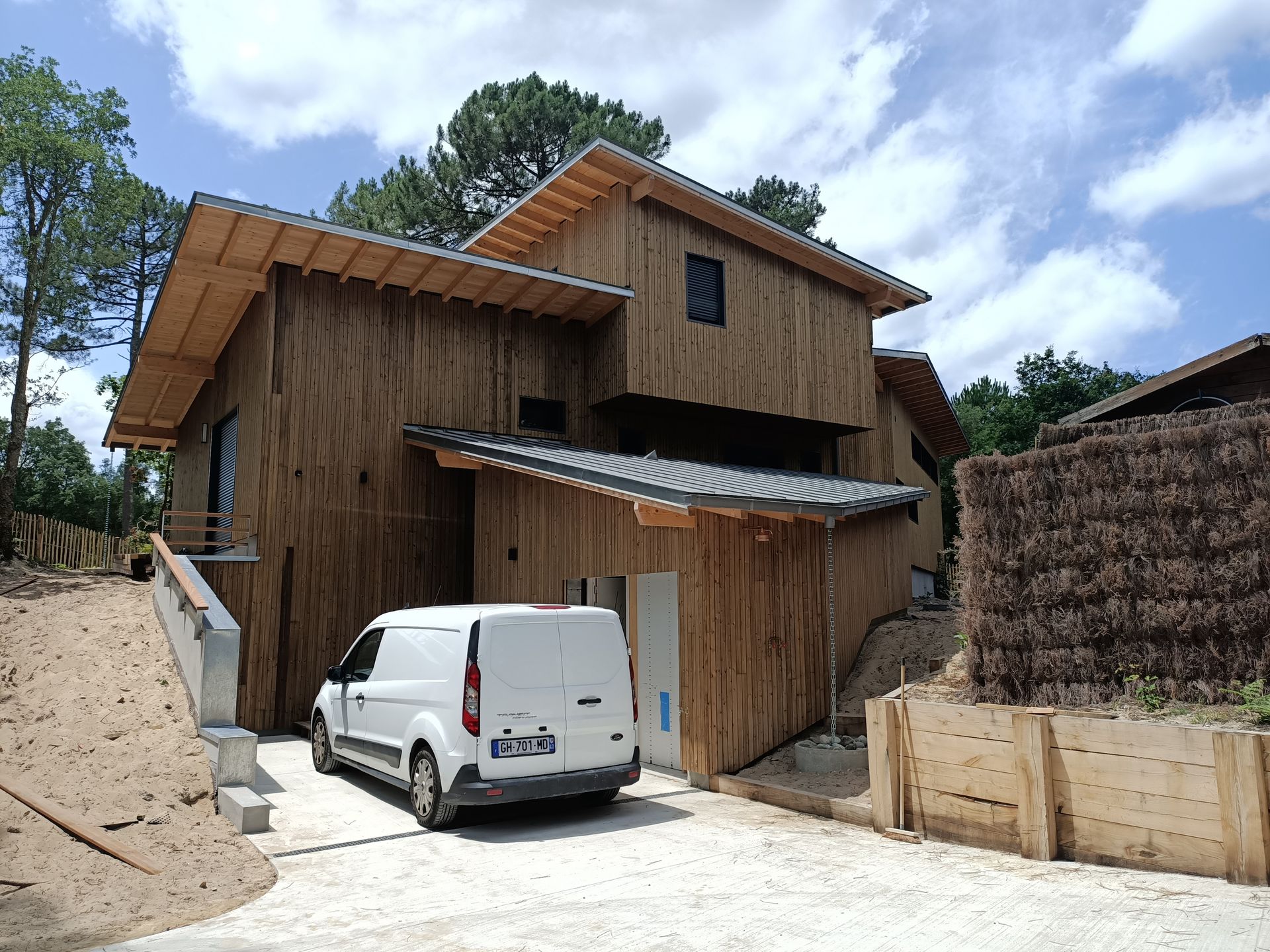 Une salle de bain avec deux lavabos et un miroir