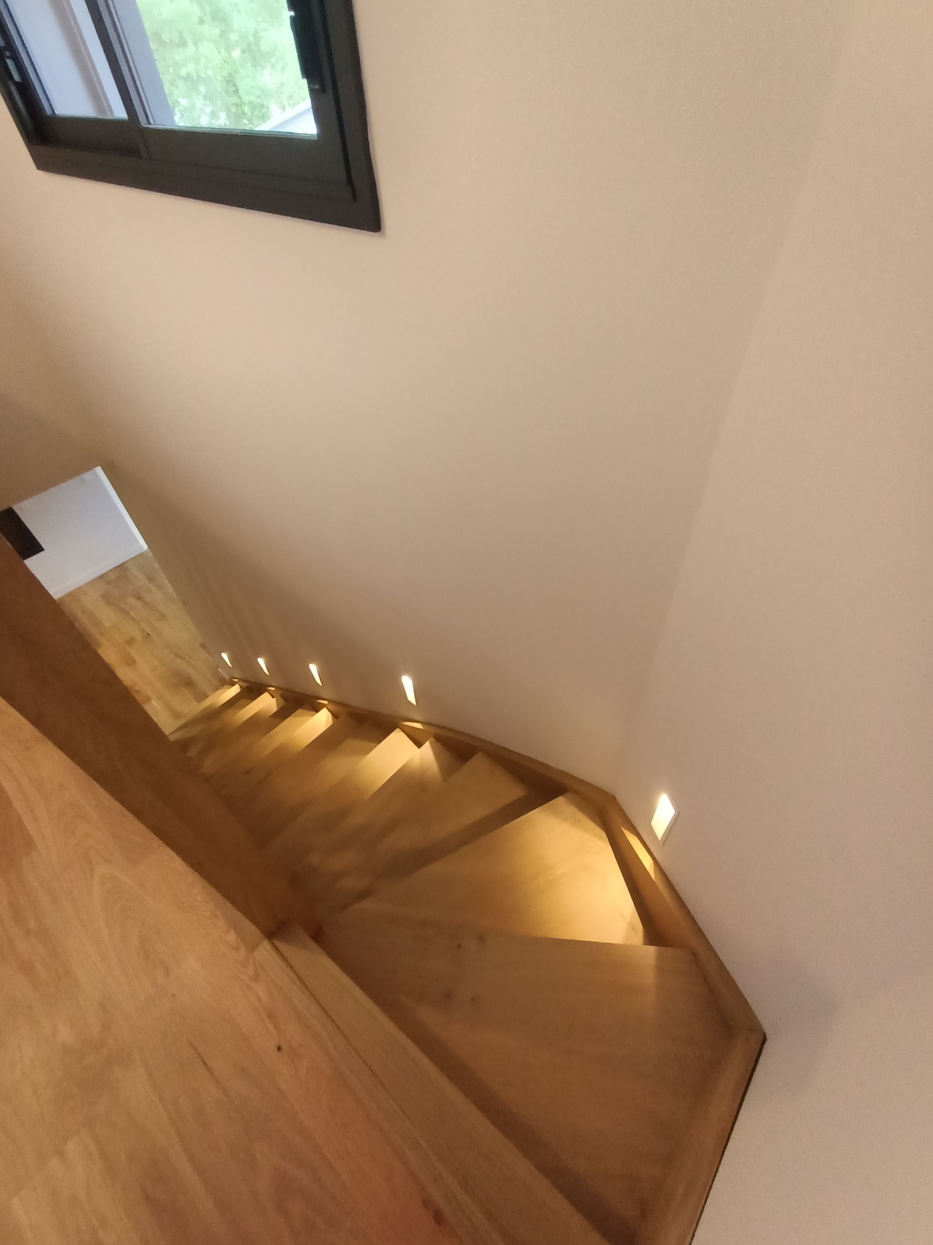 Un salon avec une table, des chaises et une lampe