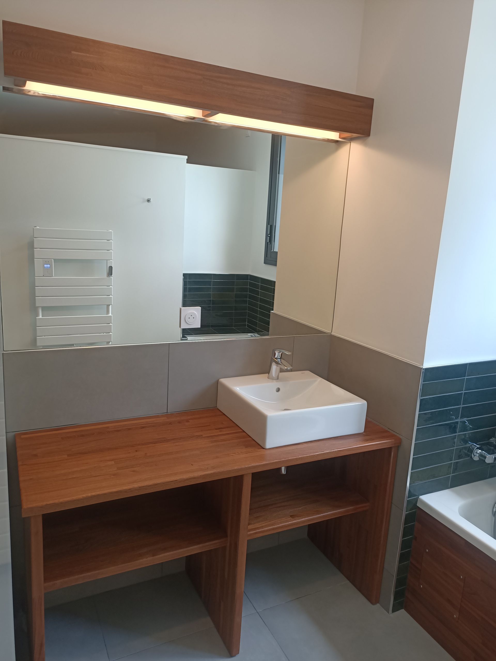 Une salle de bain avec un lavabo et un miroir