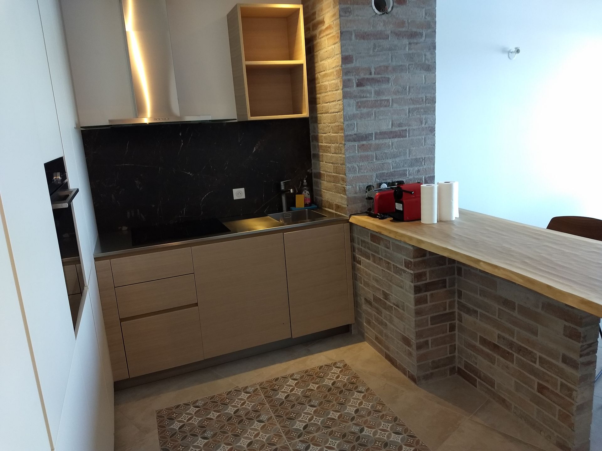 Une pièce avec deux chaises et un vase de fleurs