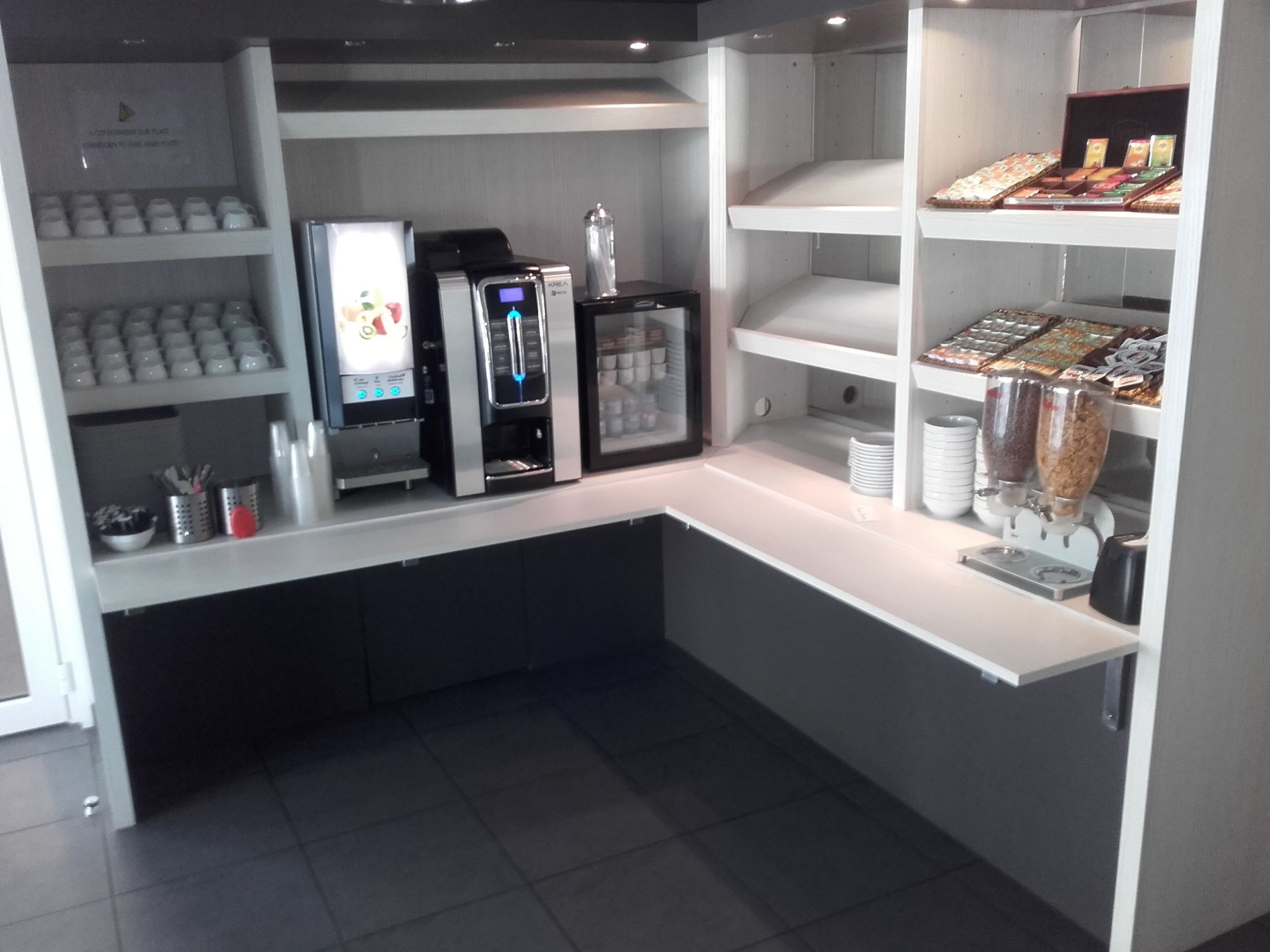 Un coin de cuisine avec une machine à café