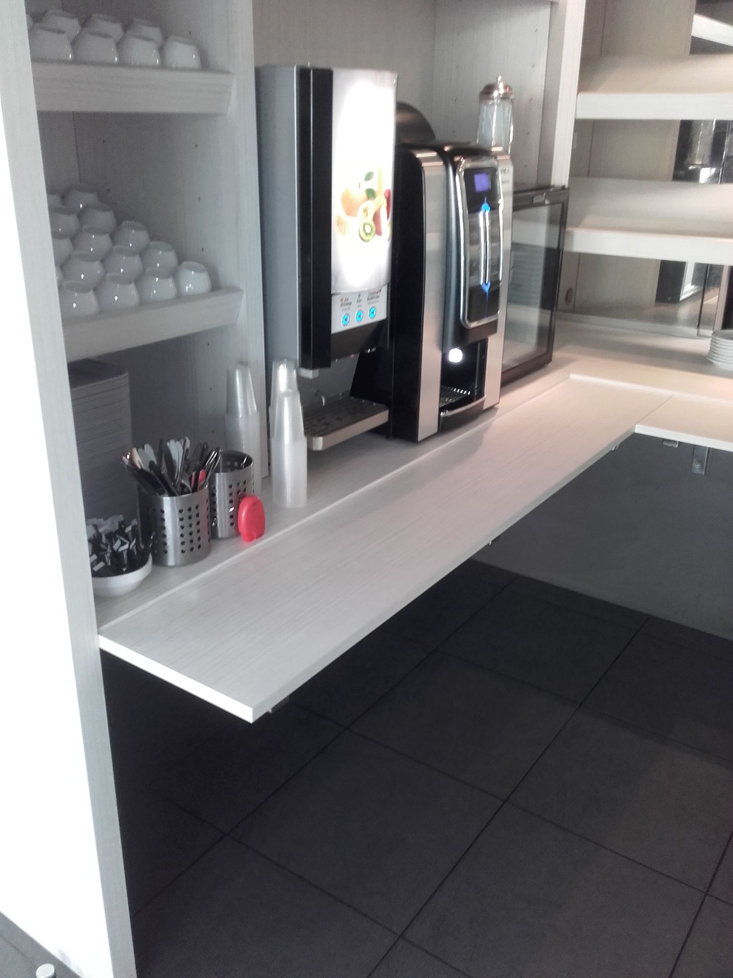 Un long couloir avec des plafonds voûtés et un banc