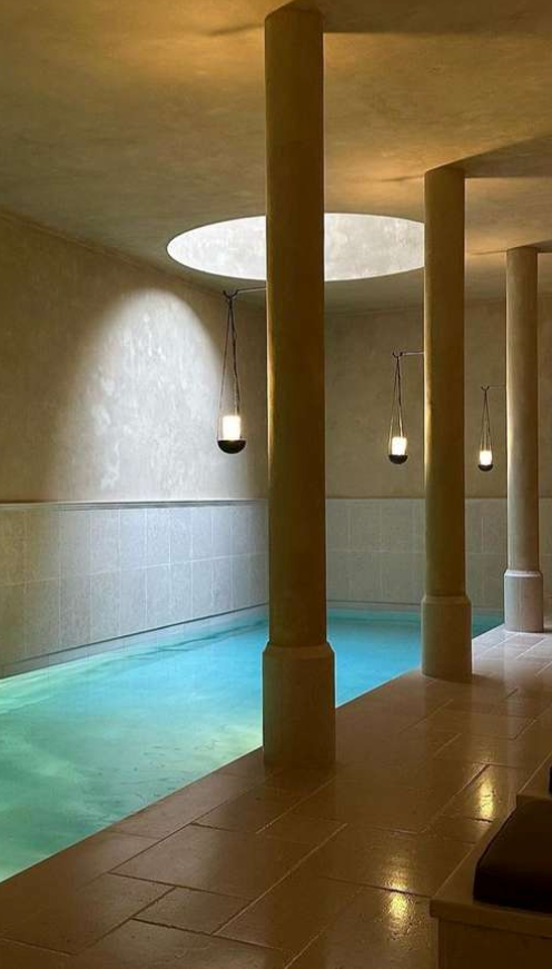 Il y a une grande piscine au milieu de la pièce.