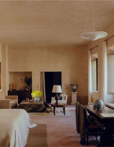 Un salon avec une table, des chaises et une lampe