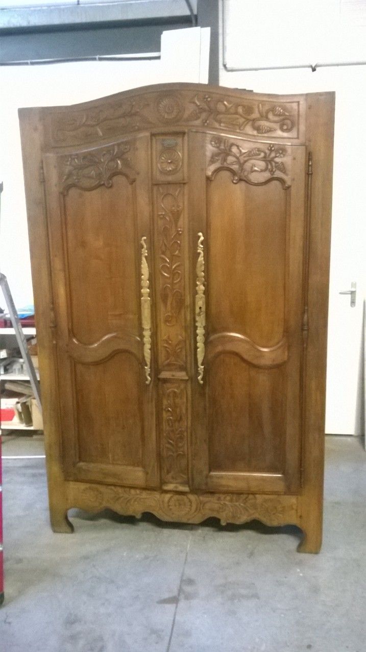 Il y a une grande piscine au milieu de la pièce.