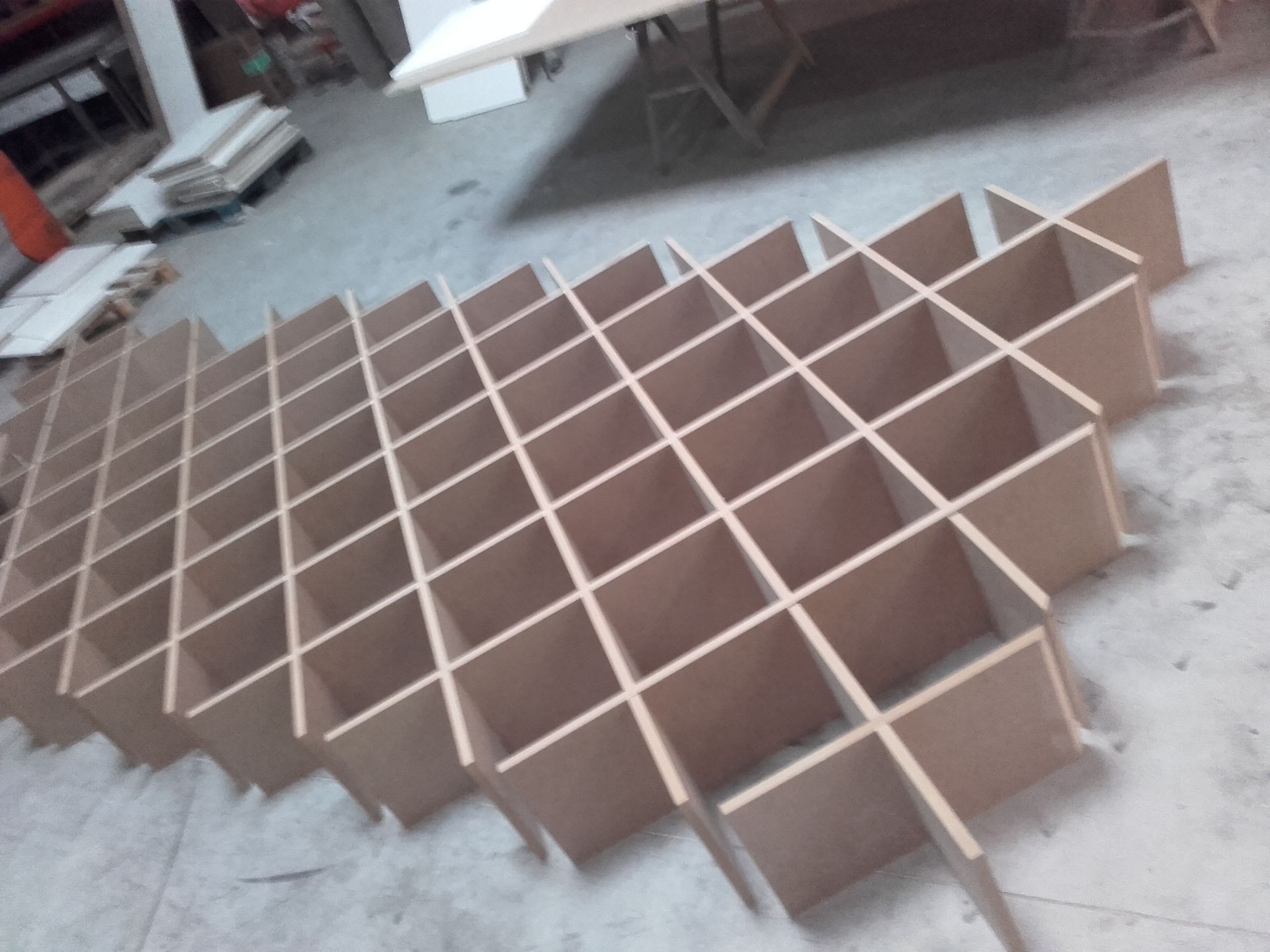 Une grille de caisses en bois sur un sol en béton