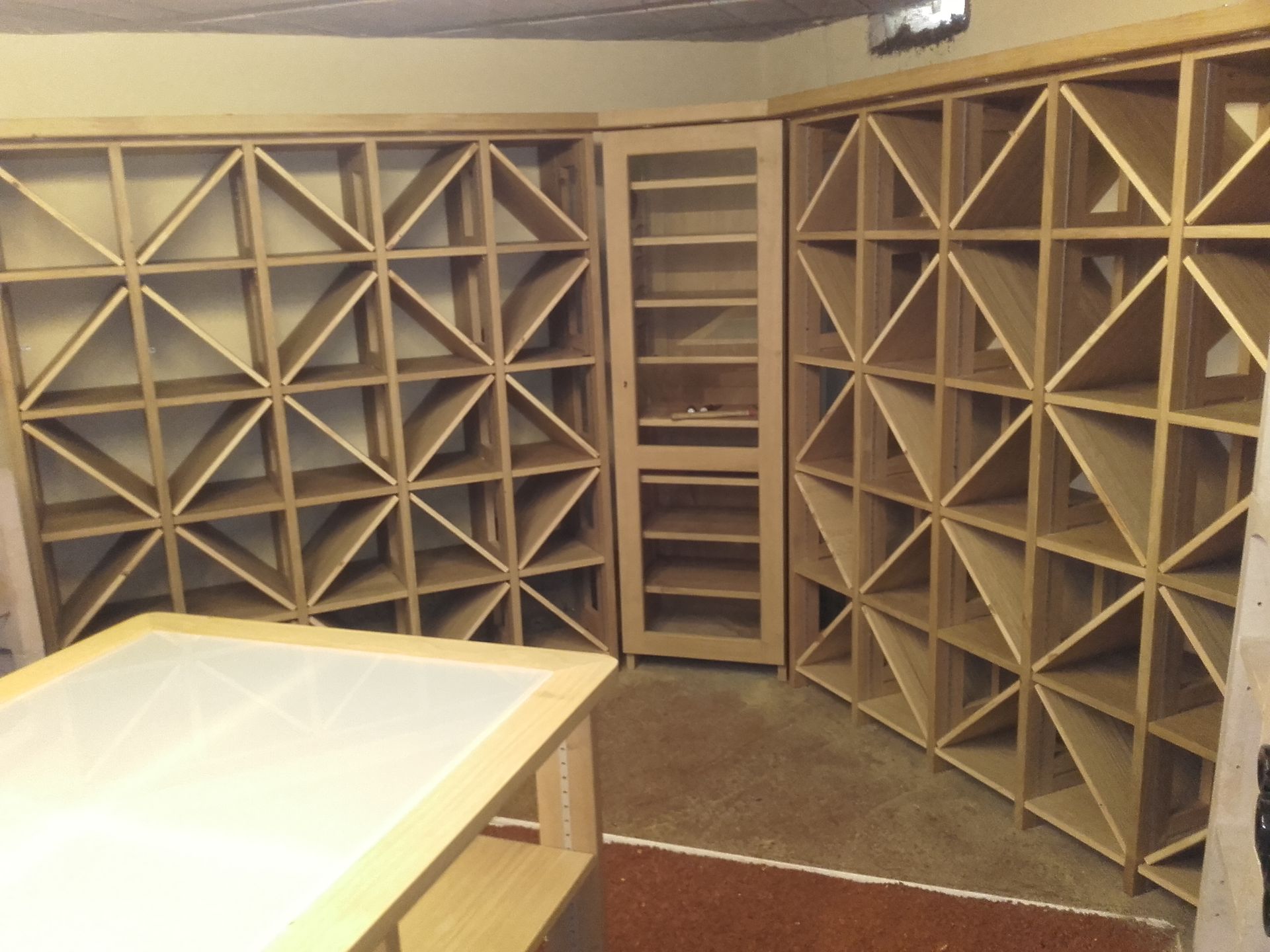 Une pièce avec beaucoup d'étagères et une table