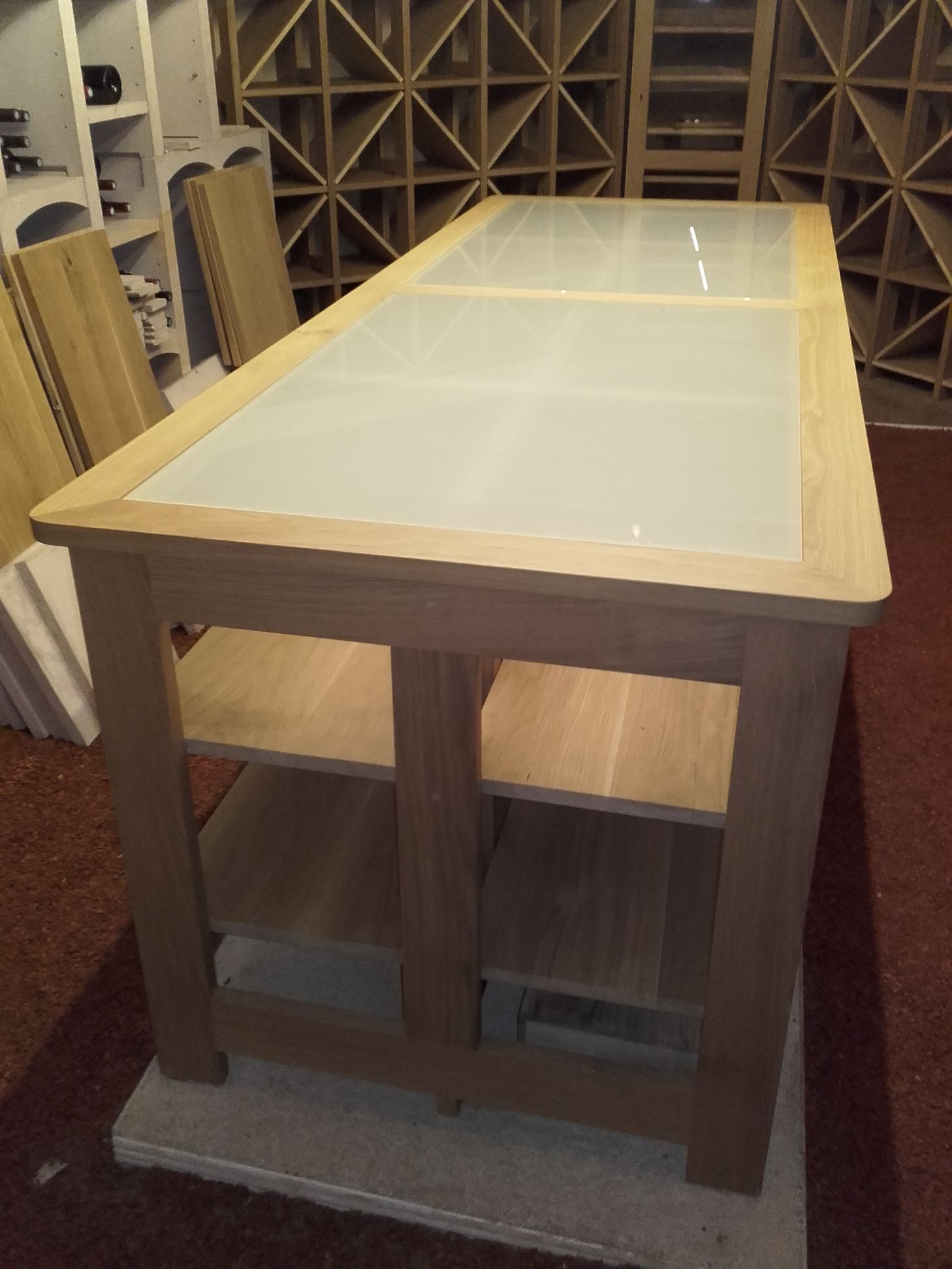 Une longue table en bois avec un plateau en verre