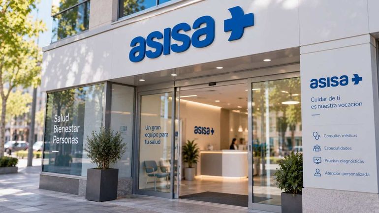 Fachada de la clínica Asisa+ con letrero azul, entrada de cristal y exterior blanco.