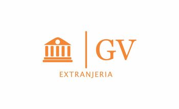 Logotipo naranja de GV Extranjer&iacute;a con el icono de un juzgado sobre fondo blanco.
