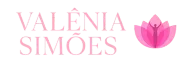 Logotipo con el texto "VALÊNIA SIMÕES" y una flor de loto rosa con la silueta de una persona en su interior.