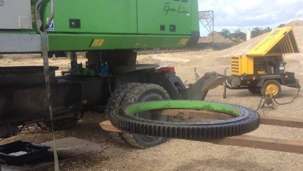 Wielen groene grondwerkmachine