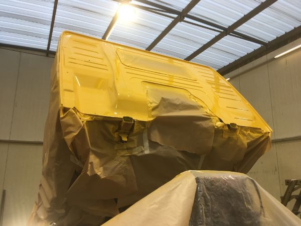 Spuitwerk gele grondwerkmachine