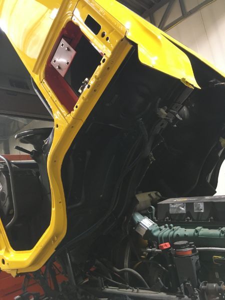 Reparatie gele grondwerkmachine