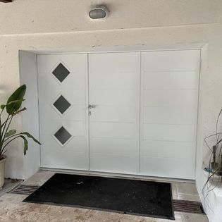 Porte de garage blanche avec hublot