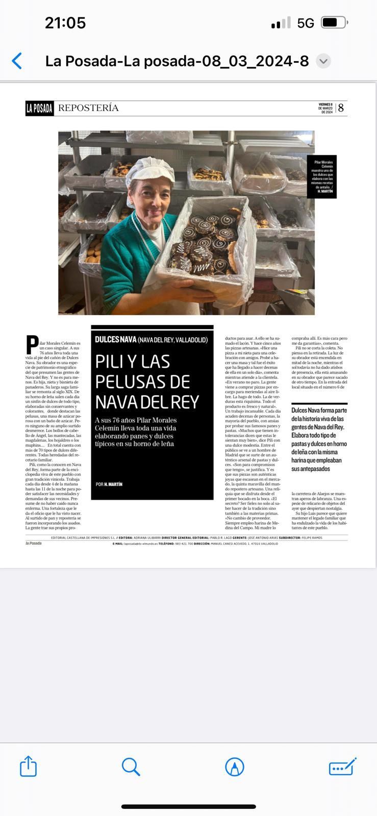 Hombre con una caja de pasteles en una panadería. Artículo sobre pasteles en Navadrel Rey.