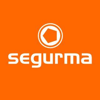 Logotipo de Segurma en blanco sobre fondo naranja, con un icono hexagonal circular encima del nombre de la marca