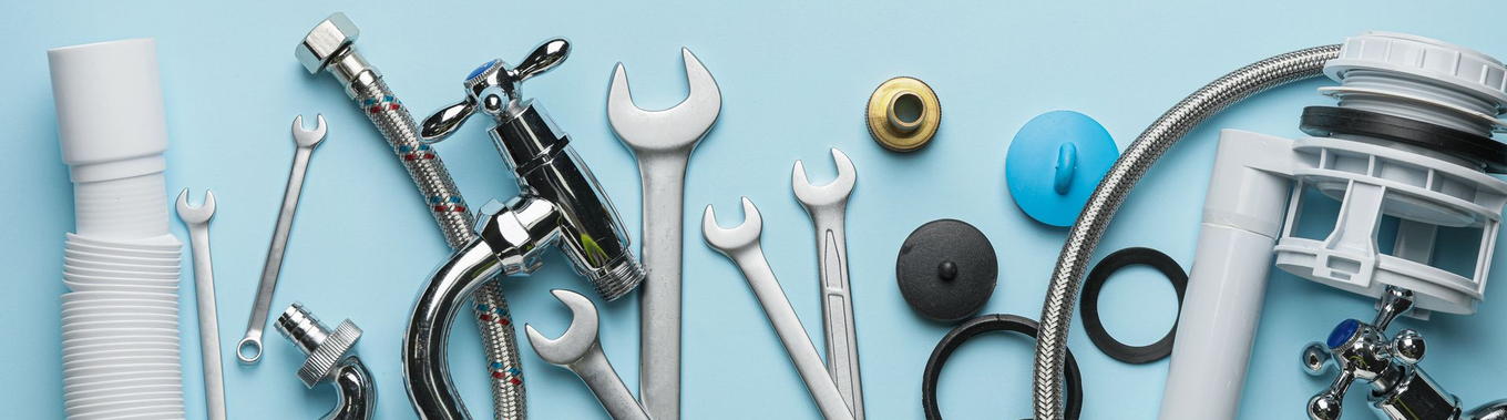 Clés, pinces, tuyaux et autres outils de plomberie.