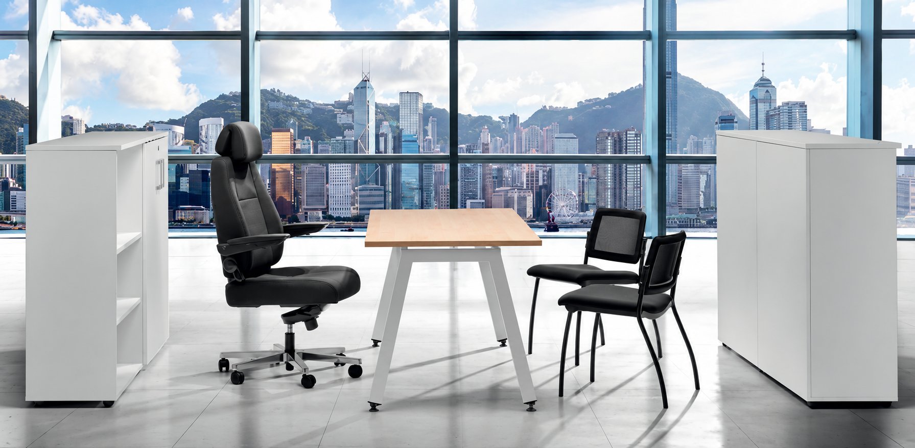 Oficina moderna con escritorio, dos sillas, armarios blancos y vistas al perfil urbano