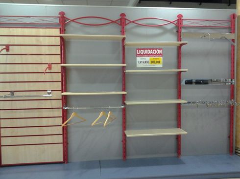Estanterías vacías de una tienda minorista con un letrero de 
