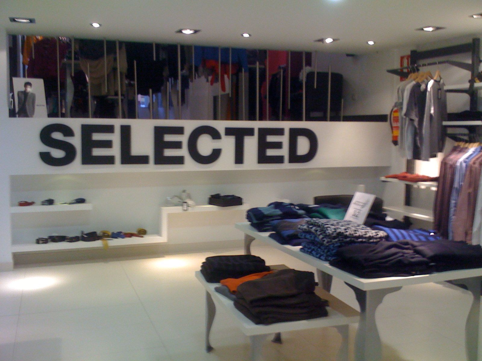 Tienda de ropa moderna con un gran letrero de 