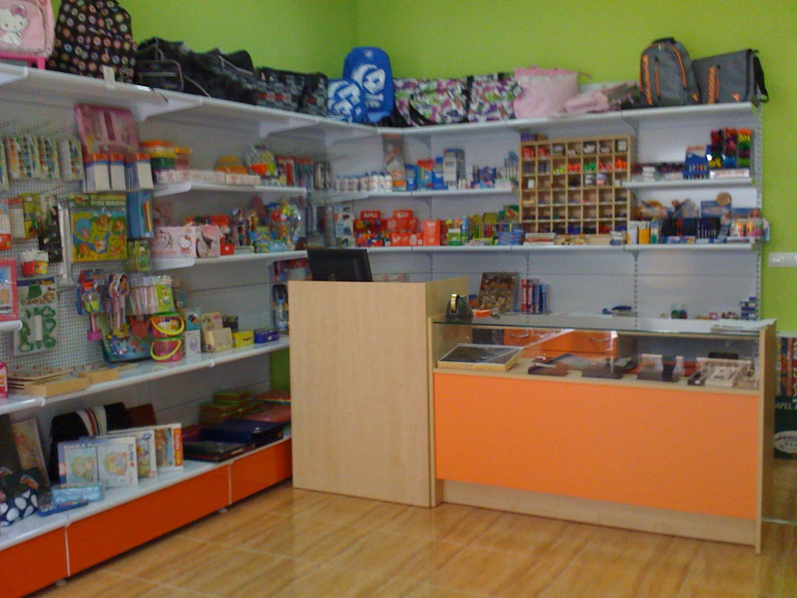 Interior de una pequeña tienda de conveniencia con estantes llenos de productos envasados