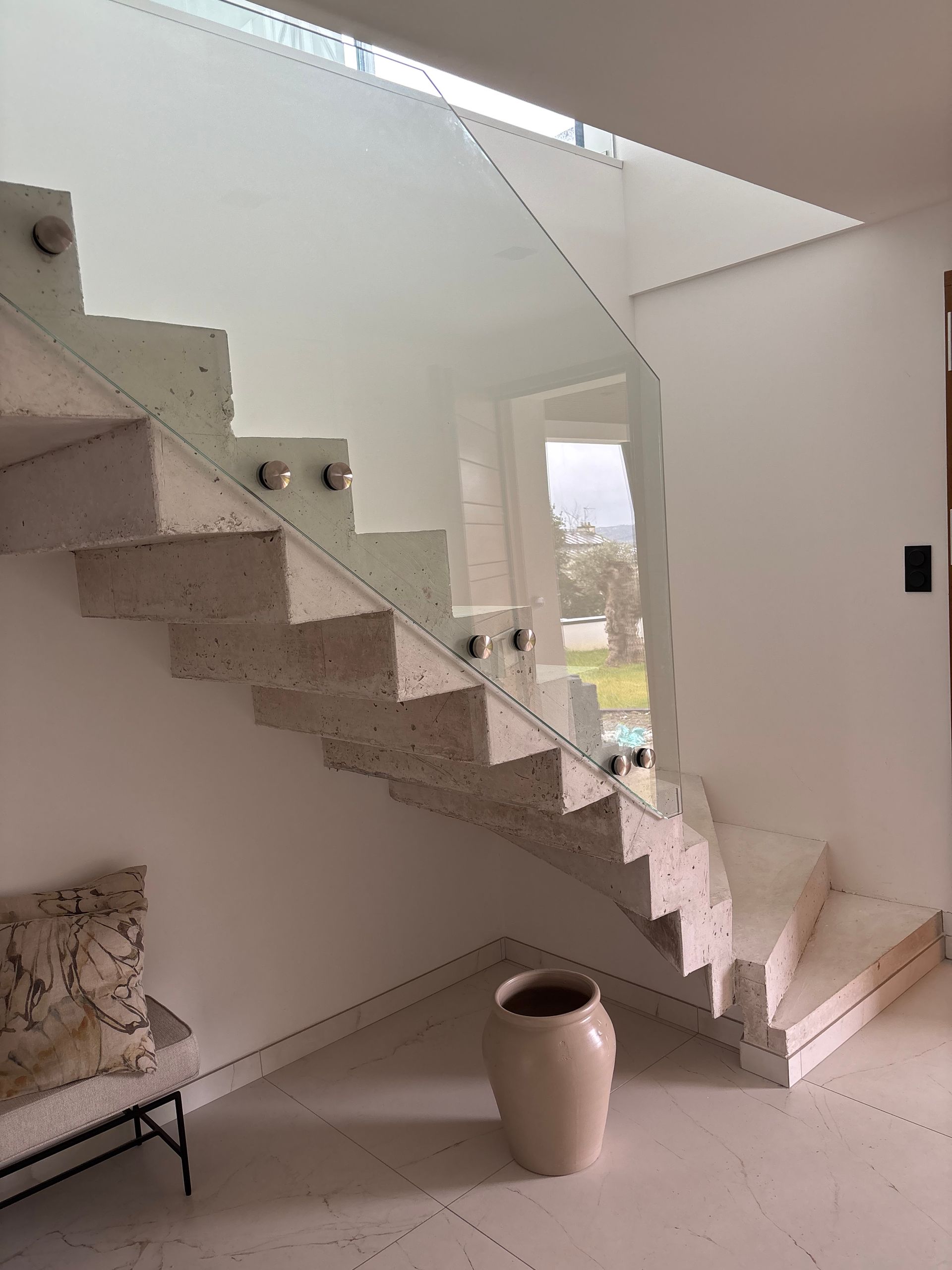 Escalier design béton blanc 