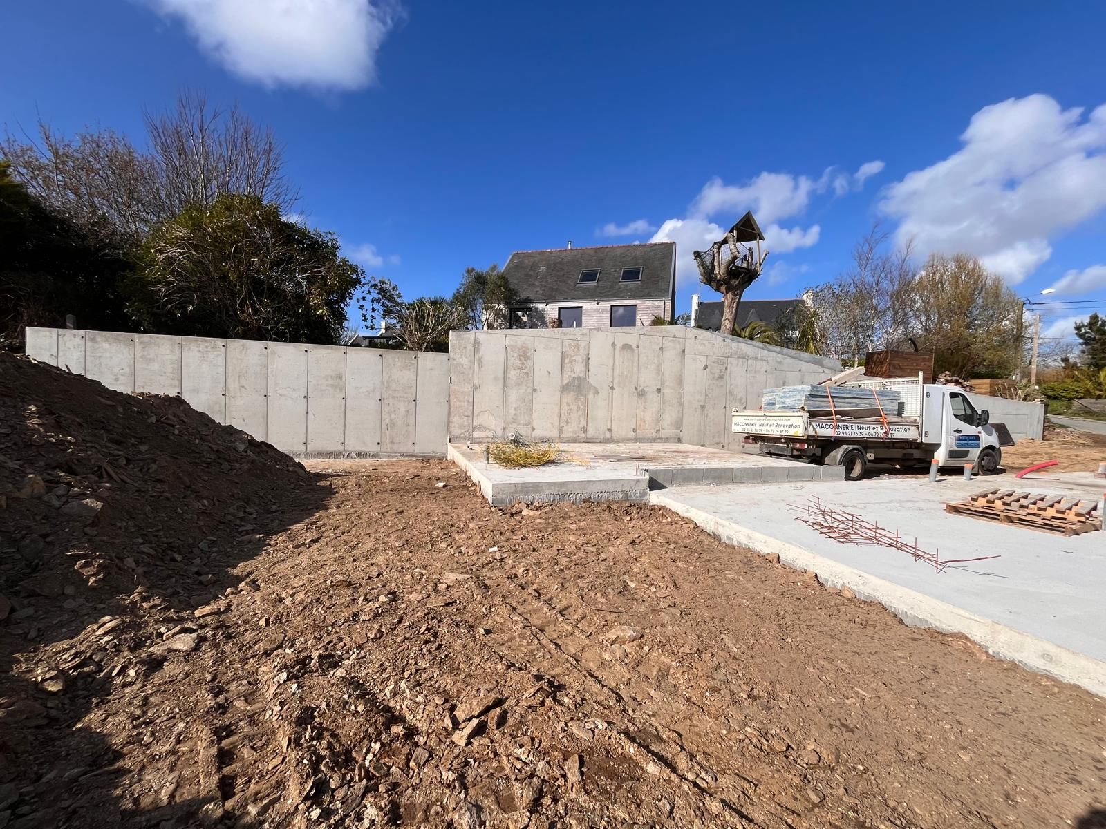Murs mitoyens en béton bauché sur vide sanitaire RDC
