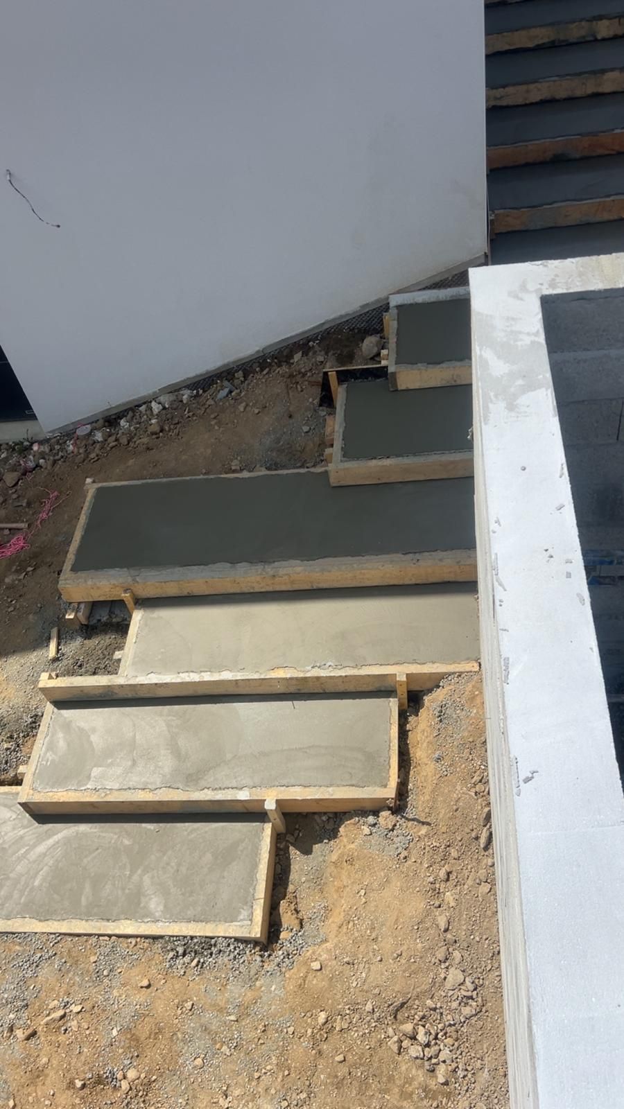 Coffrage d'escalier extérieur destructuré finition béton balayé 