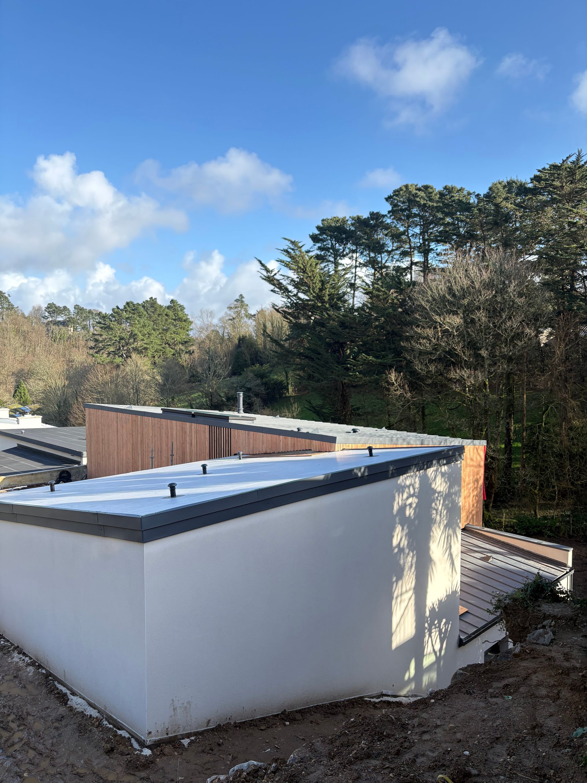 Maison au Vallon du Stangalard adaptée au terrain très en pente avec tous les murs en béton banchés enterrés 