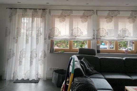 Fensterdekoration Raffrollo und Stores