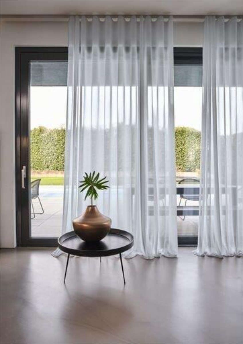 Fensterdekoration Stores mit Messingschiene