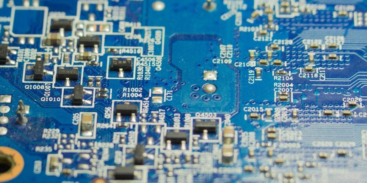 Kontakt Radiothek Obenaus Lindlar Anfahrt Adresse Telefon Email Öffnungszeiten SAT-Anlagen Satellitentechnik Fernseher Flachbildschirme LED-TV Netztechnik Powerline Datenkommunikation Kommunikationstechnologie Engelskirchen Gummersbach Wipperfürth Overath Kürten Eine Nahaufnahme eines Computer-Motherboards mit viel Elektronik darauf