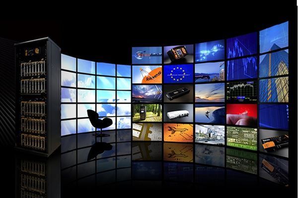 Ein Raum mit vielen Fernsehbildschirmen und einem Stuhl