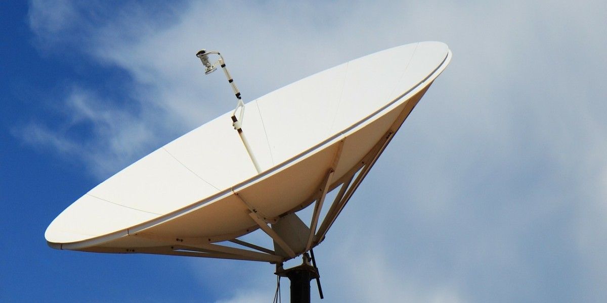 Berthold Obenaus Radiothek Unternehmen inhabergeführt Fachgeschäft Unterhaltungselektronik Satellitentechnik SAT-Anlagen Haushaltsgeräte Elektrogeräte Dienstleister lokalen Infrastruktur Lindlar fachkundige Beratung Original Zubehör Ersatzteile Tipps Pflege Bedienung Bestellung Lieferservice Lindlar Engelskirchen Gummersbach Wipperfürth Overath Kürten Eine große weiße Satellitenschüssel vor blauem Himmel