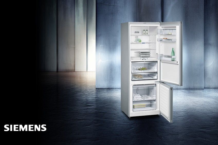 Ein Siemens-Kühlschrank mit offener Tür