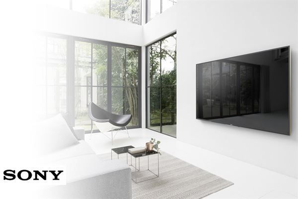 Ein Wohnzimmer mit einer Couch und einem Fernseher an der Wand.