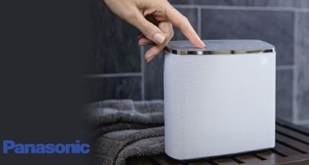 Panasonic TV Geräte kaufen Lindlar - Berthold Obenaus Radiothek Eine Person drückt eine Taste auf einem Panasonic-Gerät.