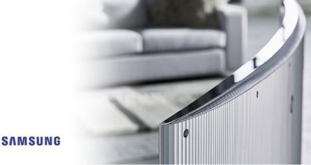 Samsung TV Geräte kaufen Lindlar - Berthold Obenaus Radiothek Ein Samsung-Fernseher steht im Wohnzimmer neben einem Sofa.